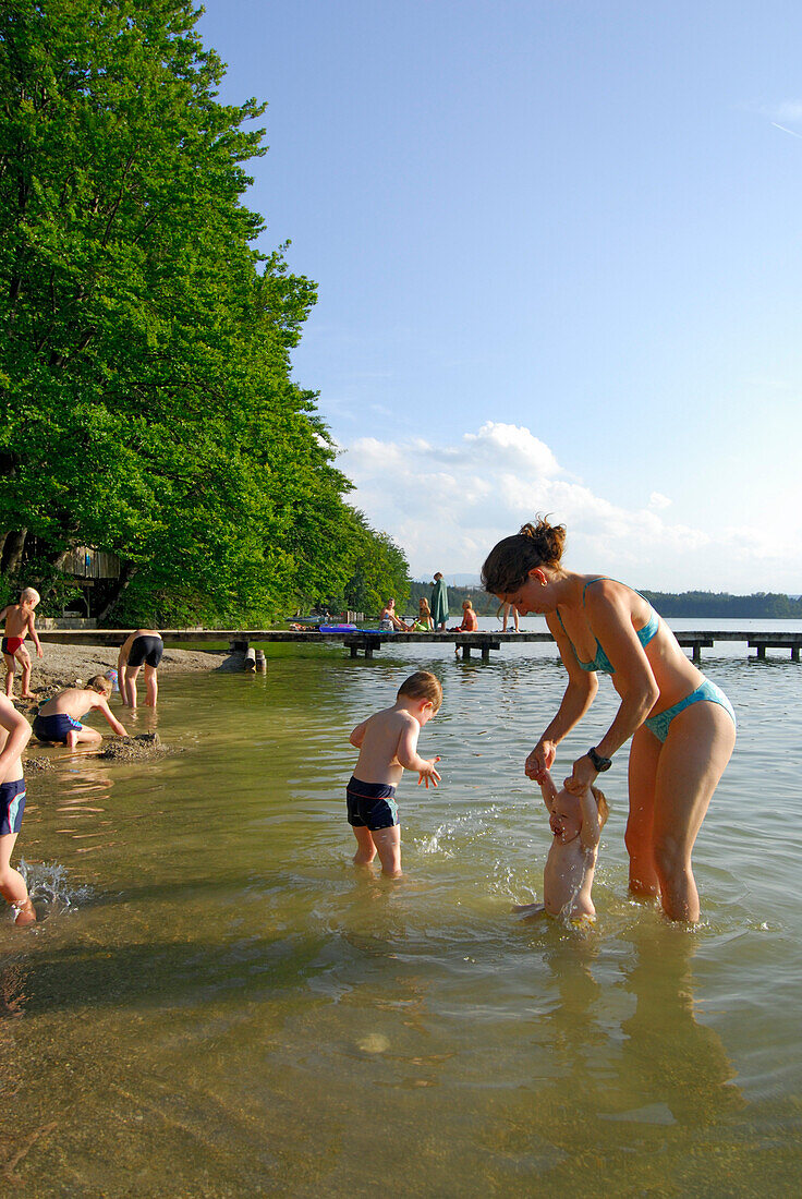 beach at lake Hartsee with family with little children, Chiemgau, Upper Bavaria, Bavaria, Germany