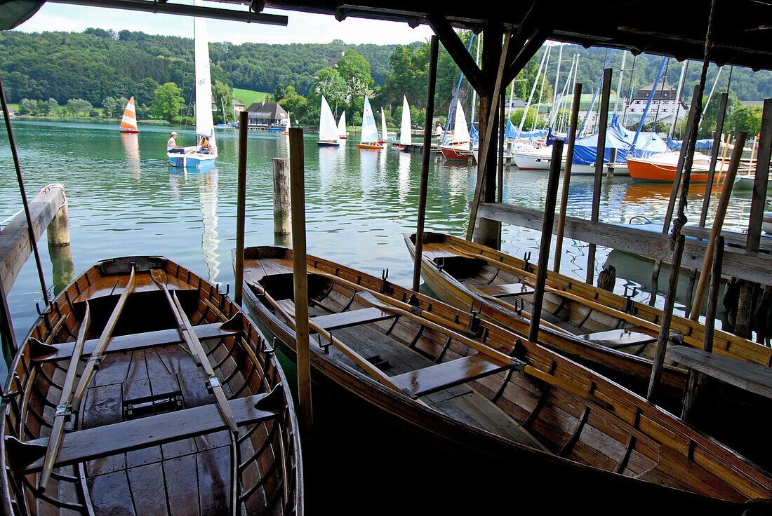 Ruderboot ein Bootshütte und Mattsee mit Segelbooten, Salzkammergut, Salzburg, Österreich