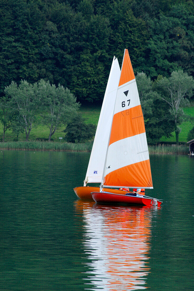 zwei Segelboote, Mattsee, Salzkammergut, Salzburg, Österreich