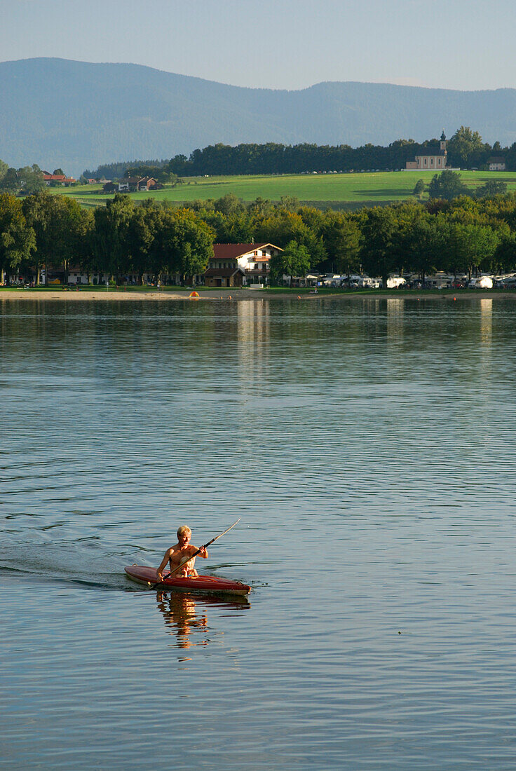Kajakfahrer im Waginger See, Chiemgau, Oberbayern, Bayern, Deutschland