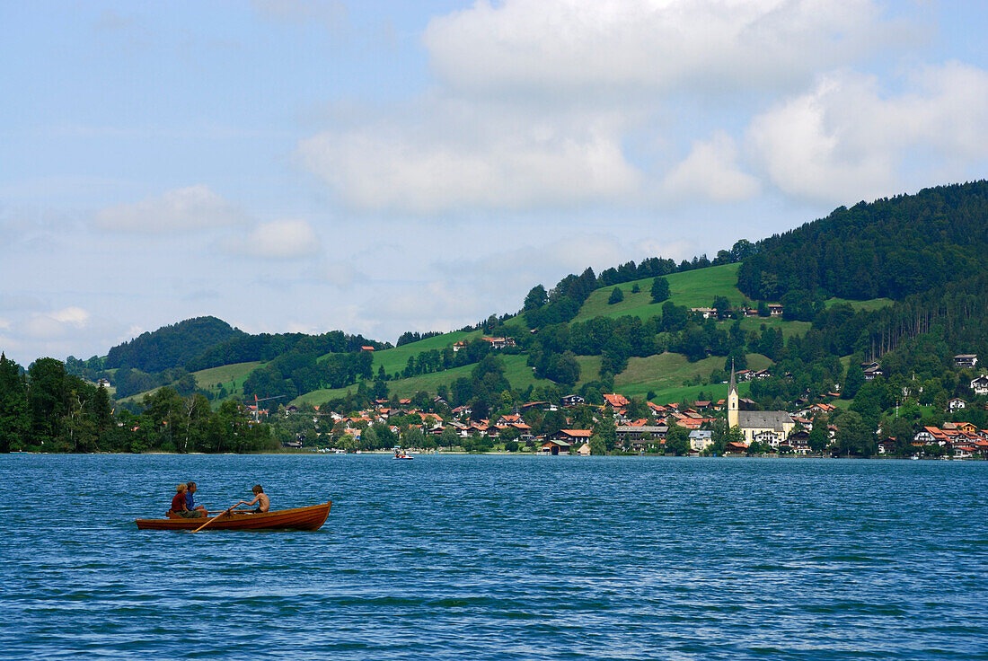 rowing boat on lake Schliersee, village of Schliersee in background, Upper Bavaria, Bavaria, Germany
