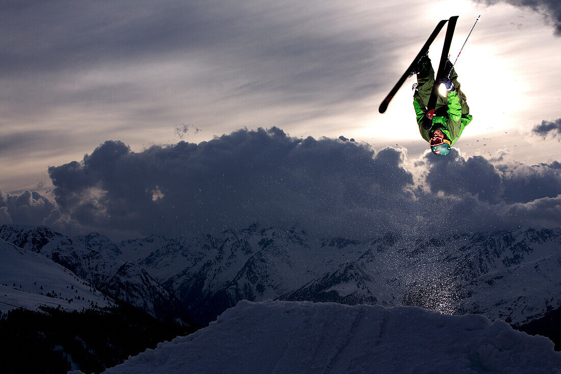 Skifahrer springt im Sonnenuntergang, See, Tirol, Österreich