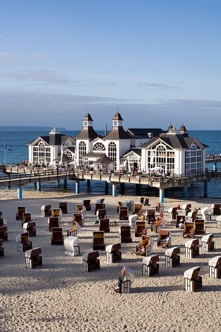 Strand mit Strandkörben, Seebrücke im Hintergrund, Sellin, Insel Rügen, Mecklenburg-Vorpommern, Deutschland