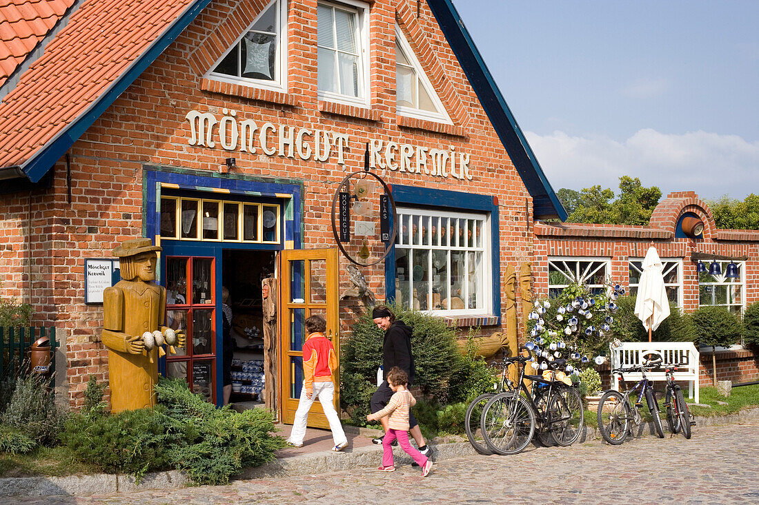 Mönchsguter Keramik, Middelhagen, Mönchsgut, Rügen, Ostsee, Mecklenburg-Vorpommern, Deutschland