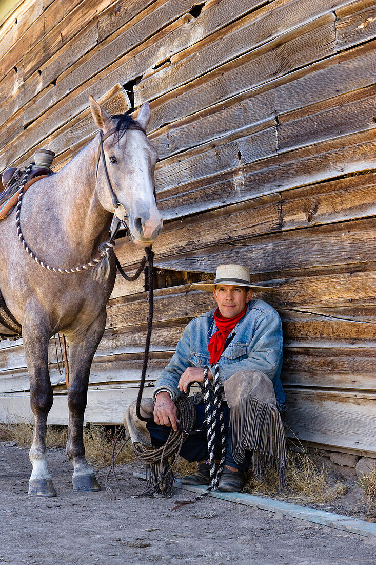 Cowboy mit Pferd an Scheunenwand, Wilder Westen, Oregon, USA