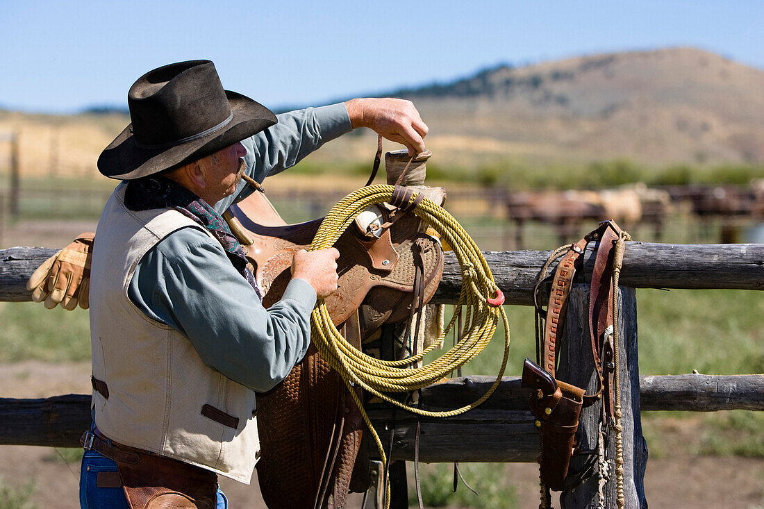 Cowboy präpariert Lasso, Wilder Westen, Oregon, USA