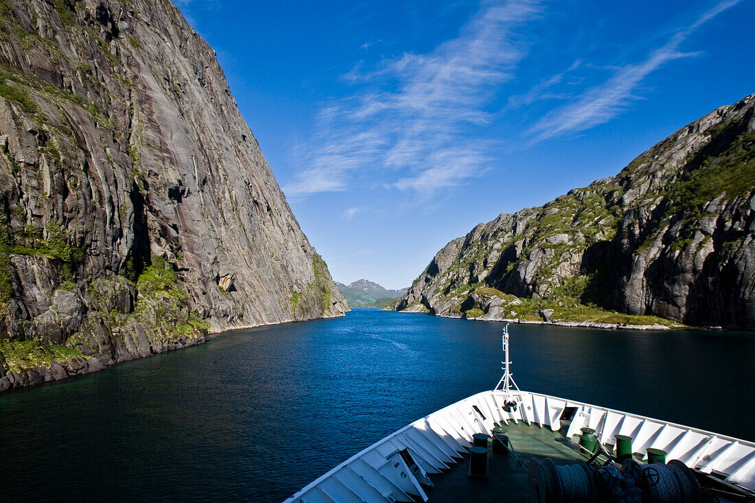 Der Trollfjord von einem Hurtigruten Schiff aus fotografiert, Insel Austvagoya, Lofoten, Norwegen