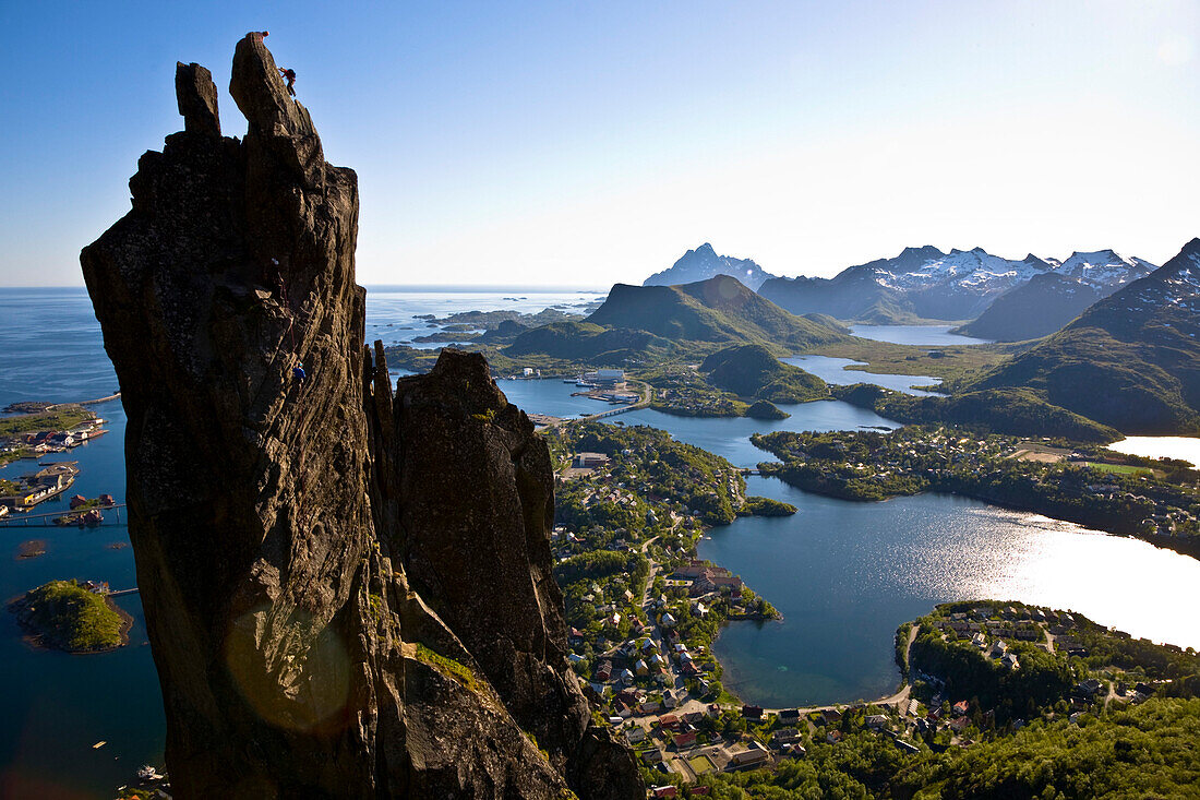 Kletterer in der Abendsonne am Svolvargeita, dem Wahrzeichen Svolvars, dem Hauptort der Lofoten, Insel Austvagoya, Norwegen