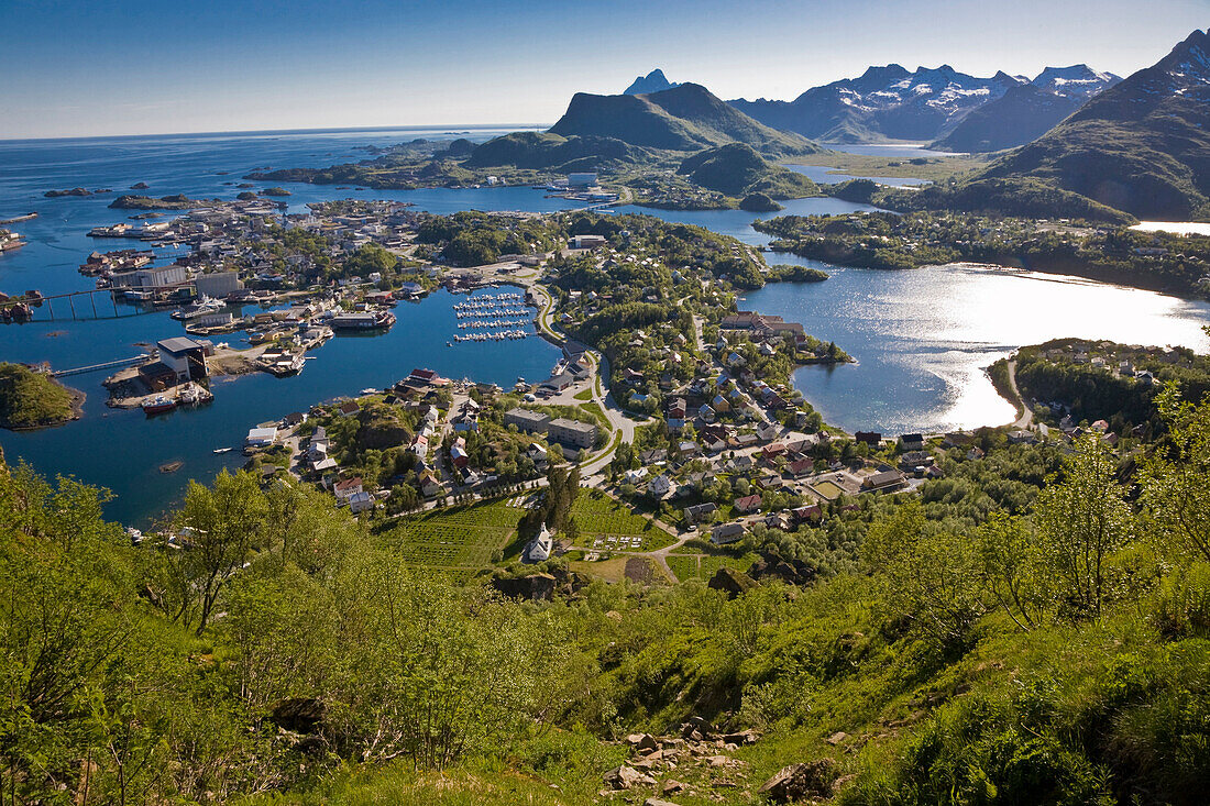 Svolvar der Hauptort der Lofoten und Kustenlandschaft, Insel Austvagoya, Norwegen