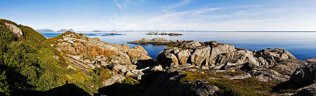 Aussicht über die Schärenküste vor Kalle, Insel Austvagoya. Im Hintergrund das norwegische Festland, Lofoten, Norwegen