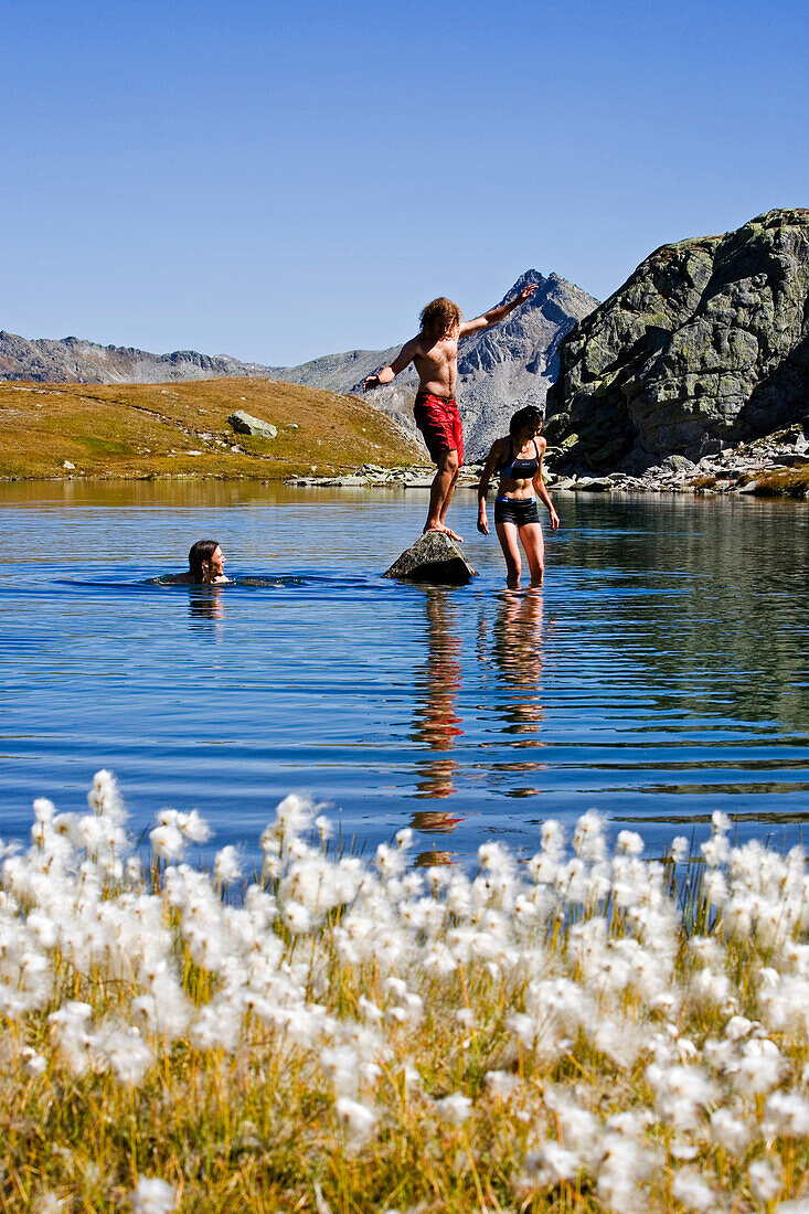 Drei junge Leute baden im Laghi della Valletta, Gotthard, Kanton Tessin, Schweiz, MR