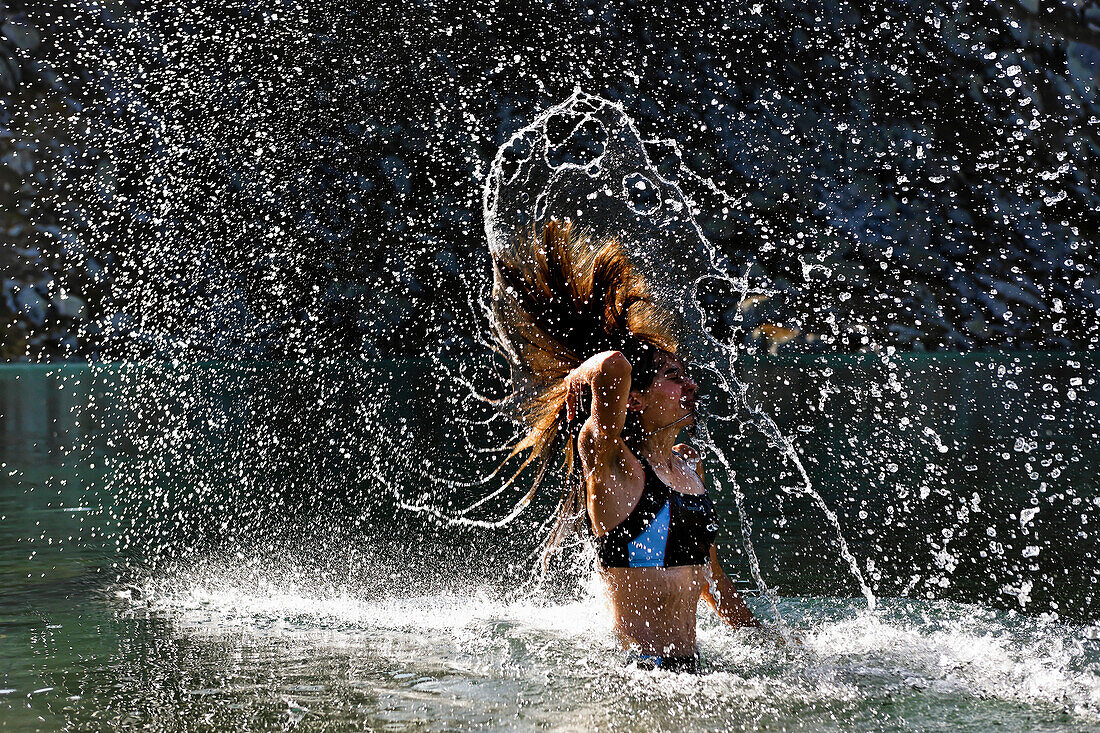 Junge Frau badet im Laghi d'Orsirora, Gotthard, Kanton Tessin, Schweiz, MR