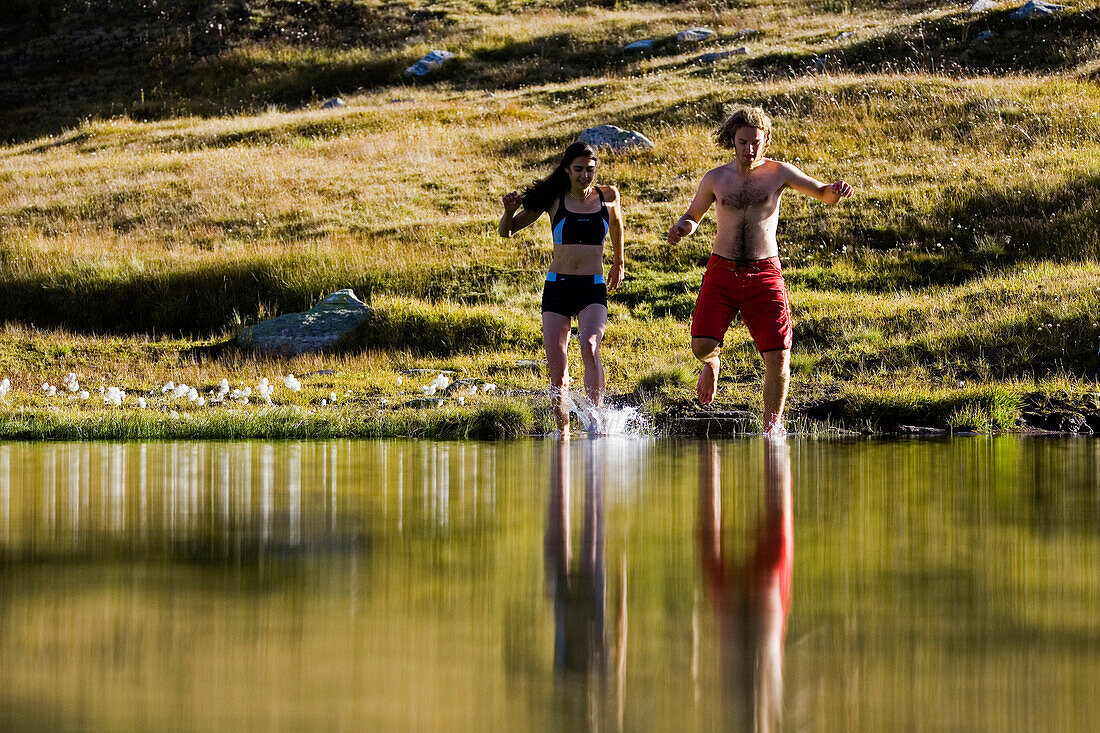 Junges Paar badet im Laghi della Valletta, Gotthard, Kanton Tessin, Schweiz, MR