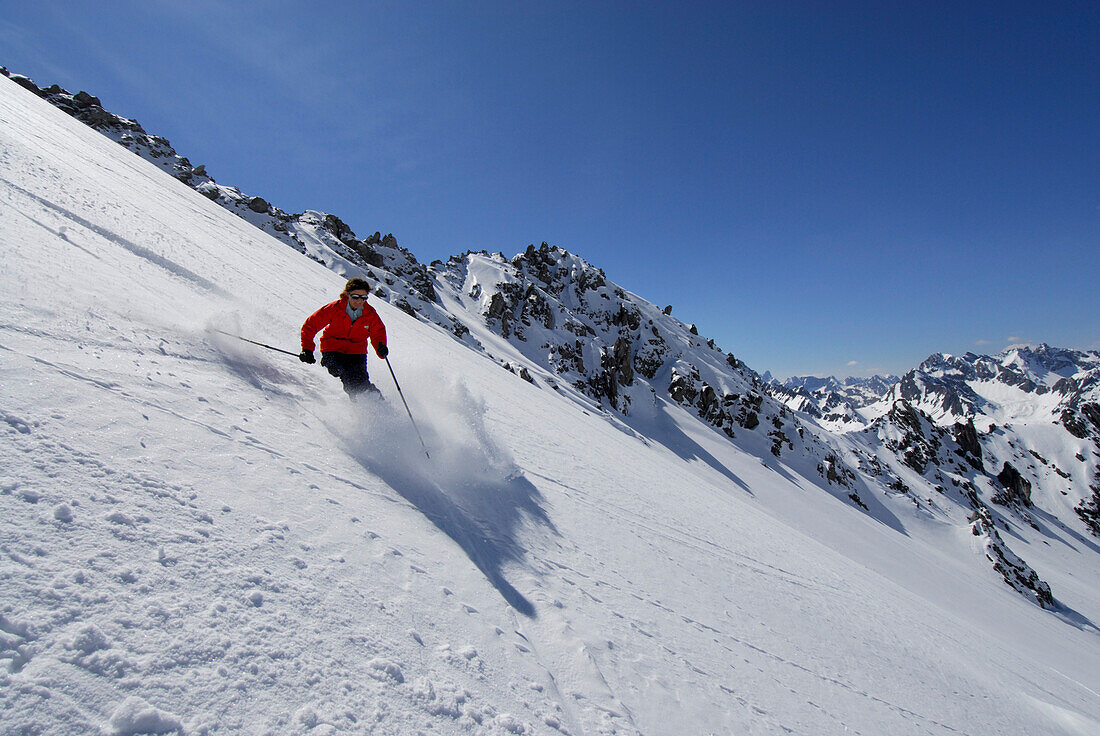 Skifahrer in der Abfahrt von der Steinkarspitze, Lechtaler Alpen, Vorarlberg, Österreich