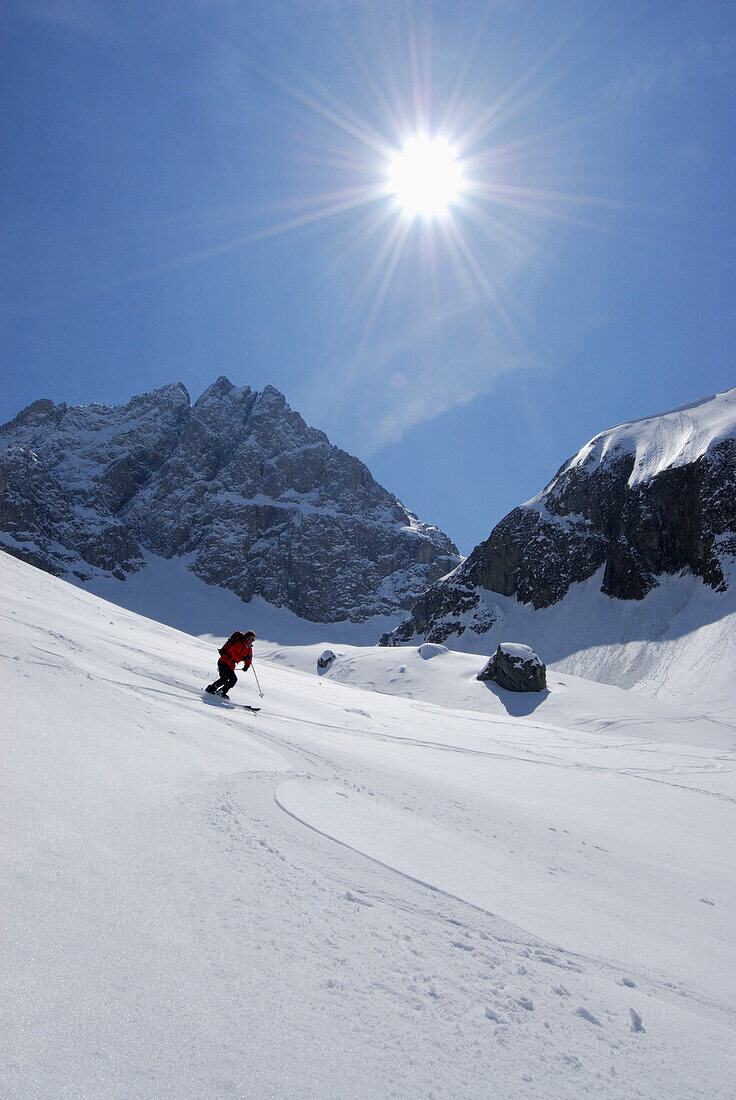 Skitfahrer in der Abfahrt vom Tschachaun, Lechtaler Alpen, Vorarlberg, Österreich