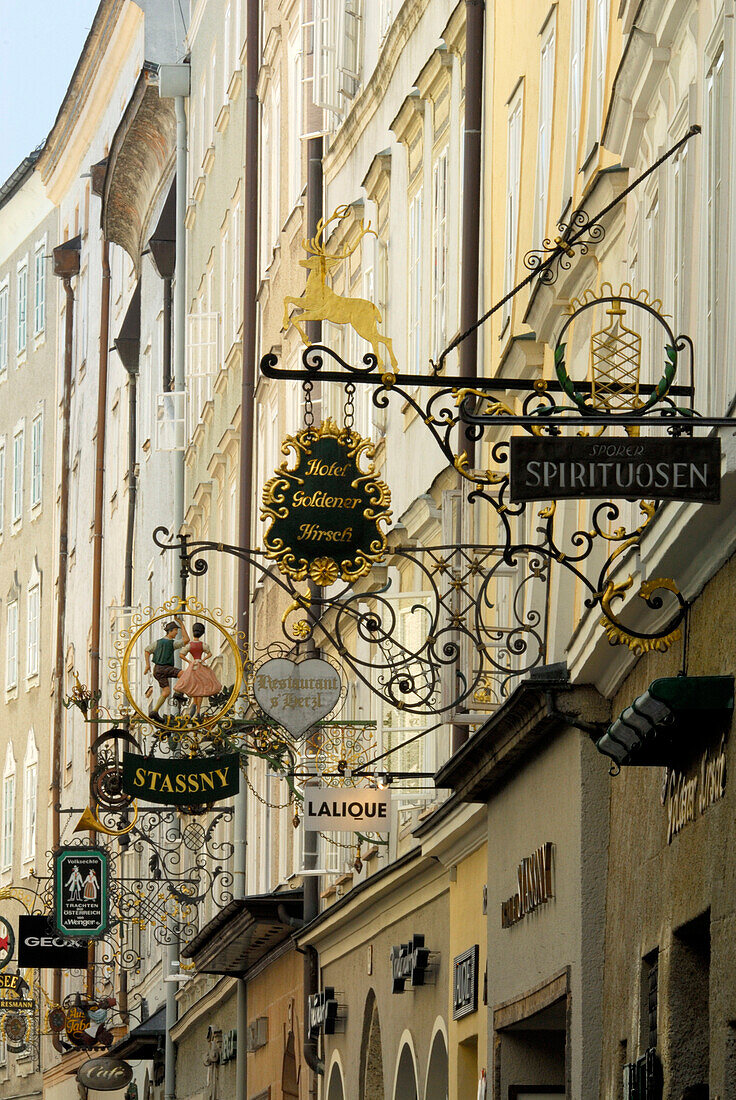 Geschäftsschilder in der Getreidegasse, Salzburg, Österreich