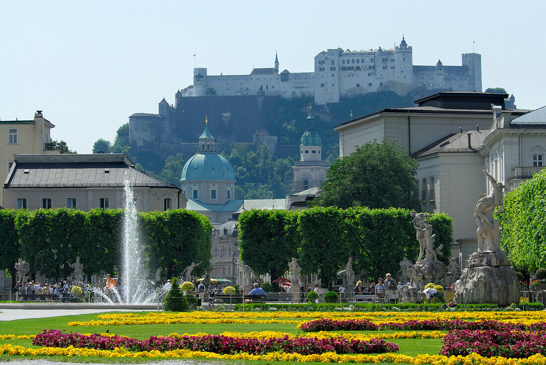 Springbrunnen im Mirabellgarten mit Festung Hohensalzburg, Salzburg, Österreich