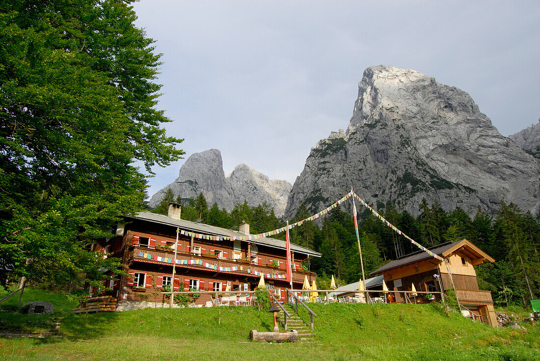 Lodge Kaisertalhaus with view to mountains Totenkirchl and Kleine Halt, Kaiser valley, Wilder Kaiser range, Kaiser range, Tyrol, Austria