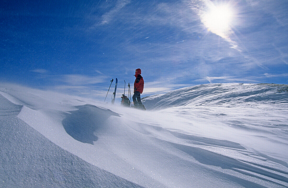 Skitourengeherin im Schneesturm, Alta Badia, Dolomiten, Trentino-Südtirol, Italien