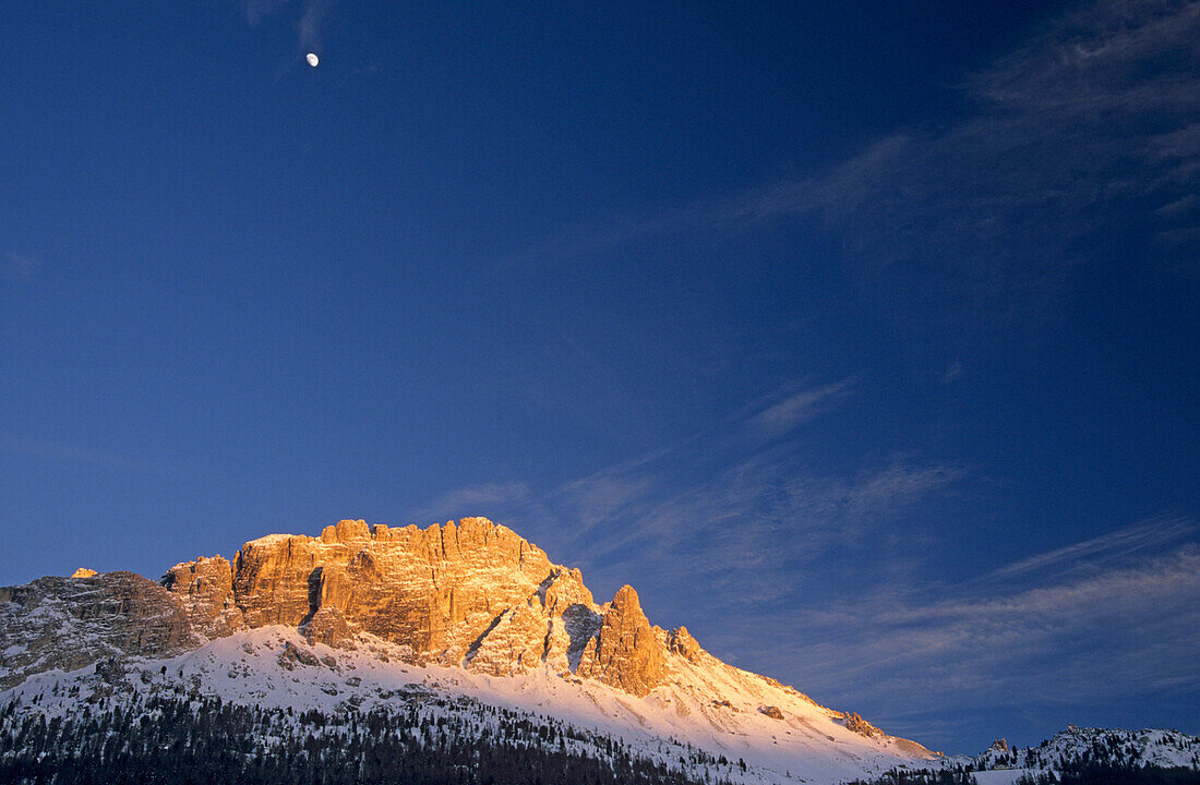 Blick vom Misurinasee auf Cadini-Gruppe mit Mond im Abendlicht, Sextener Dolomiten, Trentino-Südtirol, Italien
