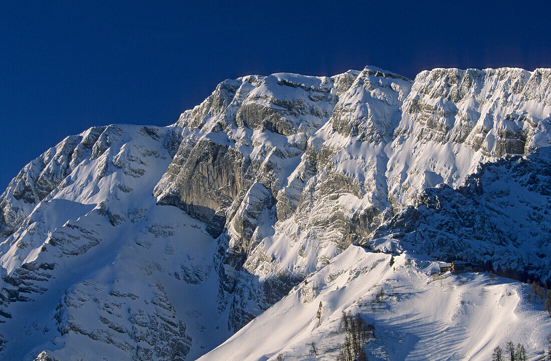 Purtschellerhaus unter der schneebedeckten Ostflanke des Hohen Gölls, Berchtesgadener Alpen, Oberbayern, Bayern, Deutschland