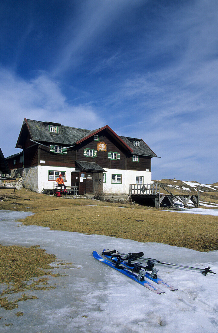 Skitourengeher bei einer Rast an der Klausenhütte, Chiemgauer Alpen, Chiemgau, Oberbayern, Bayern, Deutschland