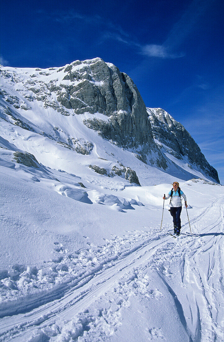 Junge Frau im Aufstieg durch die Umgäng auf den Hohen Göll, Blick auf das Hohe Brett, Berchtesgadener Alpen, Oberbayern, Bayern, Deutschland
