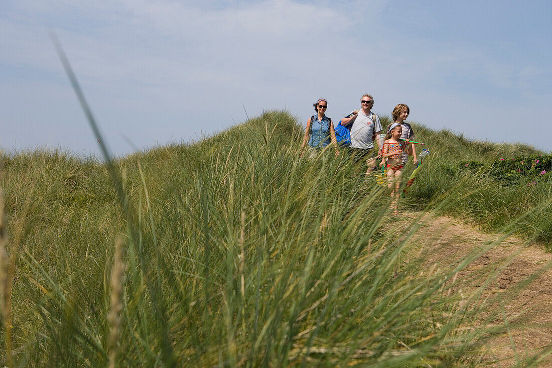 Familie spaziert durch Dünen, Henne Strand, Jütland, Dänemark, Europa