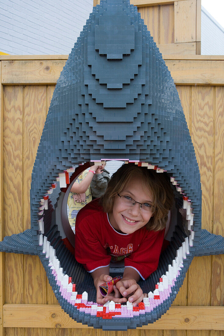 Junge blickt durch Maulöffnung eines Lego Hai, Legoland, Billund, Jütland, Dänemark, Europa