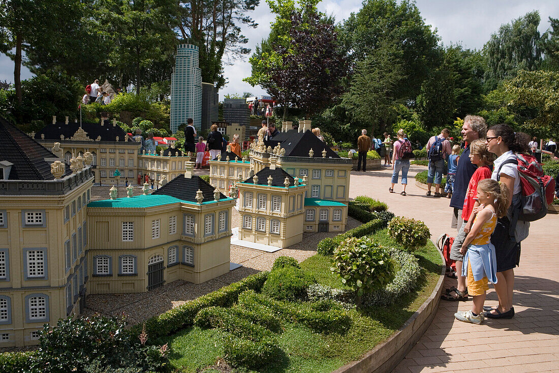 Familie bestaunt Lego Schloss Amalienburg, Legoland, Billund, Jütland, Dänemark, Europa