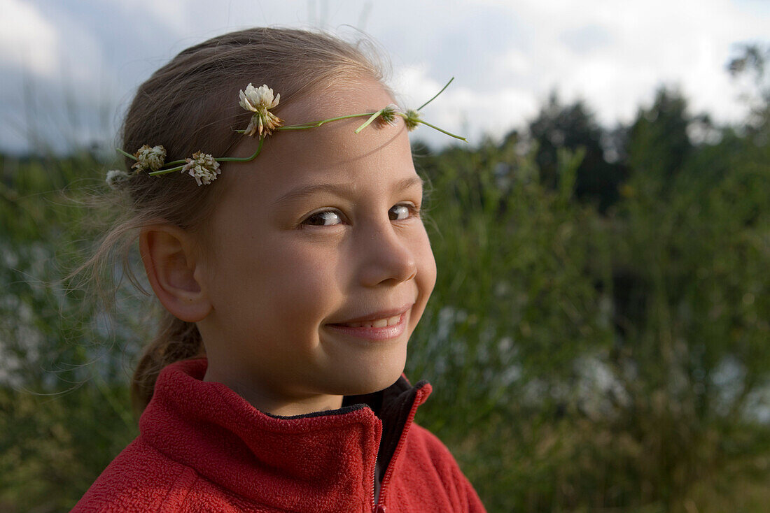 Junges Mädchen mit Blumenkranz, nahe Henne, Jütland, Dänemark, Europa