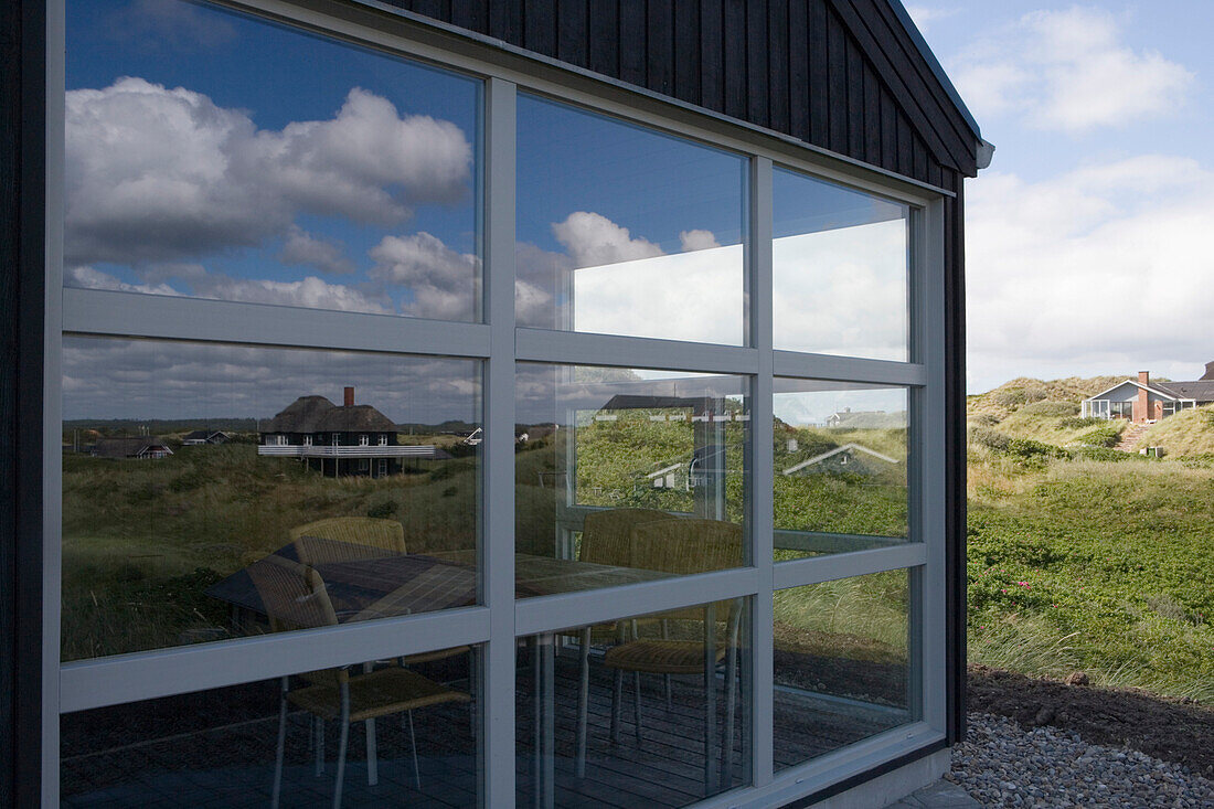 Spiegelung von Ferienhäusern im Fenster, Henne Strand, Jütland, Dänemark, Europa