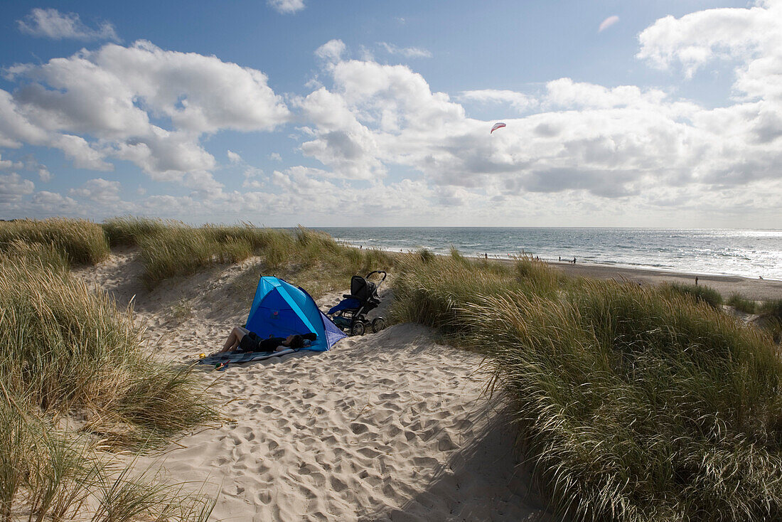 Frau entspannt sich in Dünen, Henne Strand, Jütland, Dänemark, Europa