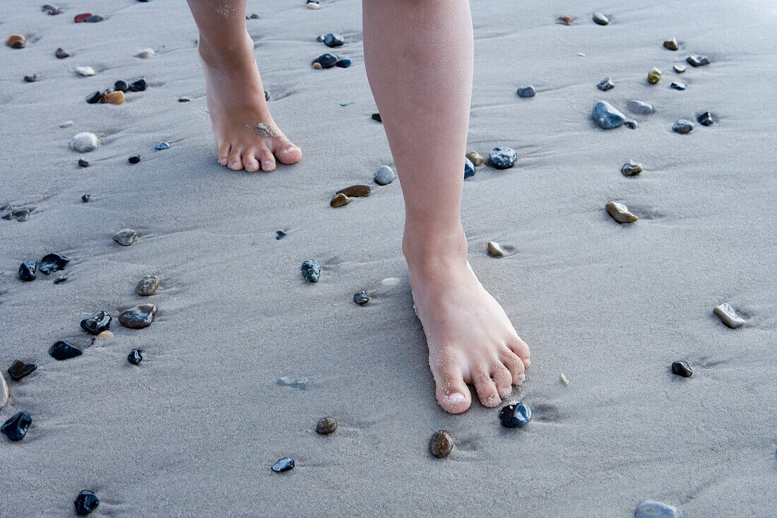 Junges Mädchen läuft barfuss am Strand, Henne Strand, Jütland, Dänemark, Europa