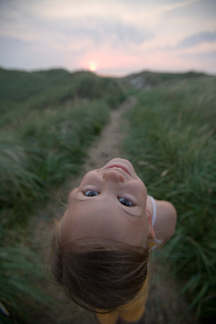 Mädchen in den Dünen blickt zurück, Insel Sylt, Schleswig-Holstein, Deutschland