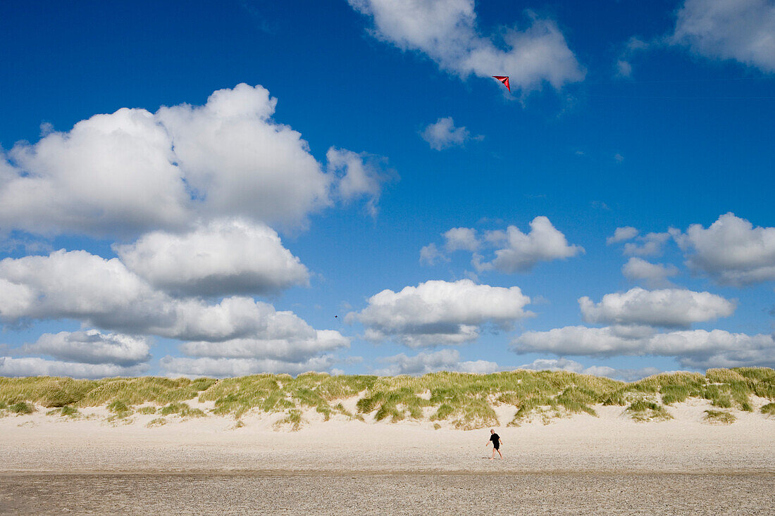 Junge lässt am Strand einen Drachen steigen, Insel Sylt, Schleswig-Holstein, Deutschland