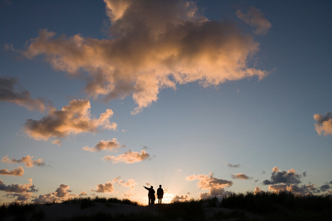 Familie im Sonnenuntergang auf Dünen, Insel Sylt, Schleswig-Holstein, Deutschland