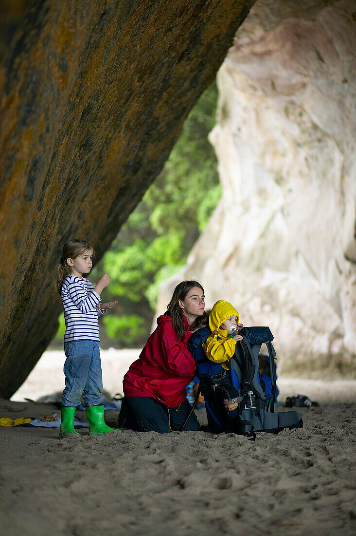 Mother with daughters at Cathedral Cove, during rain, hiking track to Cathedral Cove Beach, near Hahei, eastcoast, Coromandel Peninsula, North Island, New Zealand