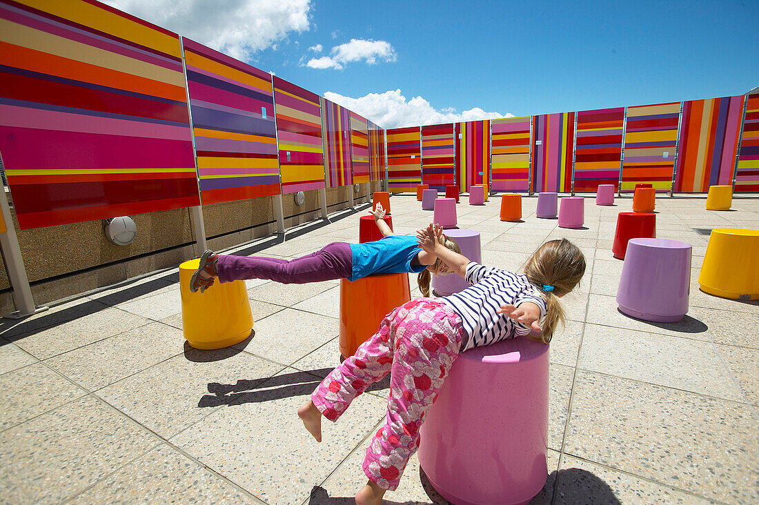 Kinder spielen, Kunstinstallation auf  Dachterasse: Te Papa Museum, Wellington, Nordinsel, Neuseeland