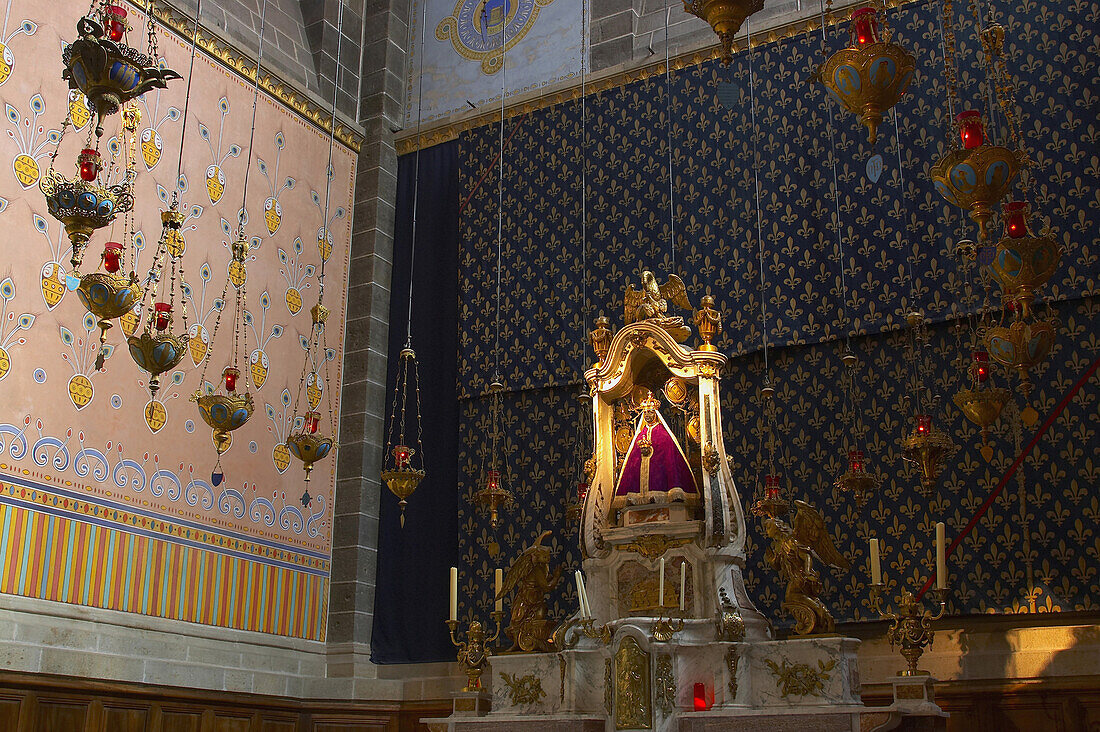 Innenaufnahme von Kathedrale Notre-Dame du Puy, Altar mit schwarzer Madonna, Jakobsweg, Le Puy-en-Velay, Via Podiensis, Auvergne Dep.Haute-Loire, Frankreich