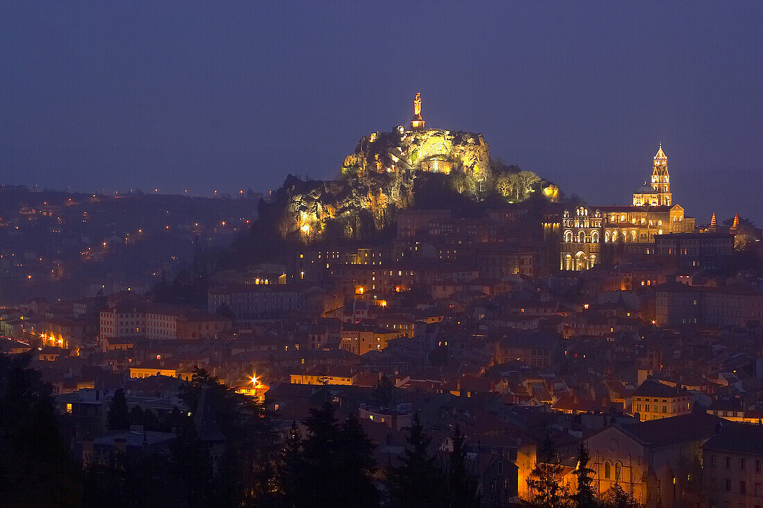 Le Puy-en-Velay mit Kathedrale Notre-Dame du Puy, Rocher Corneille mit Statue Notre-Dame de France, Abendstimmung, Jakobsweg, Via Podiensis, Le Puy-en-Velay, Auvergne, Dep. Haute-Loire, Frankreich