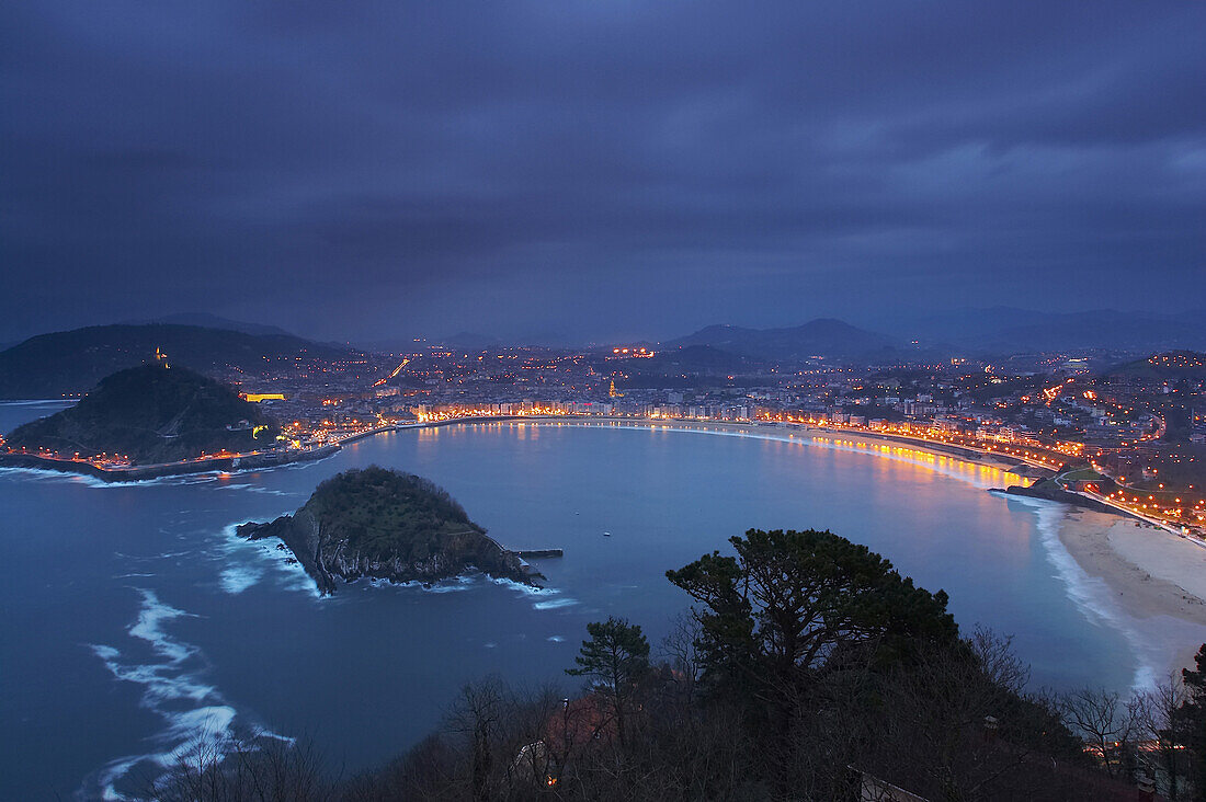 Die Bucht von La Concha in der Abenddämmerung, San Sebastian, Donostia, Euskadi, Baskenland, Spanien