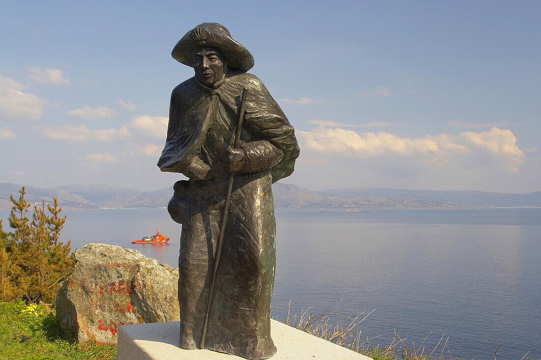 Küstenlandschaft mit Skulptur des hl. Jakobus, bei Cabo Fisterra, Costa da Morte, Galicien, Spanien