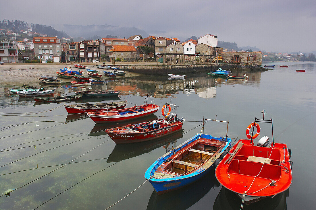 Altes Fischerdorf und Fischerboote, leichter Nebel, Combarro, Ría de Pontevedra, Rías Bajas, Galicien, Spanien