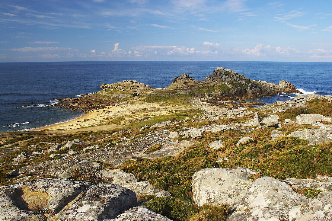 Küstenlandschaft mit Keltensiedlung Castro de Barona bei Porto do Son, Ría de Muros y Noia, Rías Bajas, Galicien, Spanien