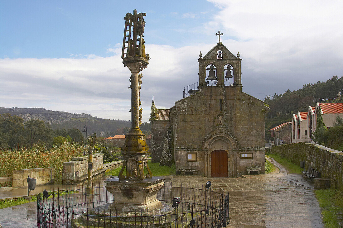 Hio church and cross, Cruceiro, Hio, Península de Murrazo, Rías Bajas, Galicia, Spain