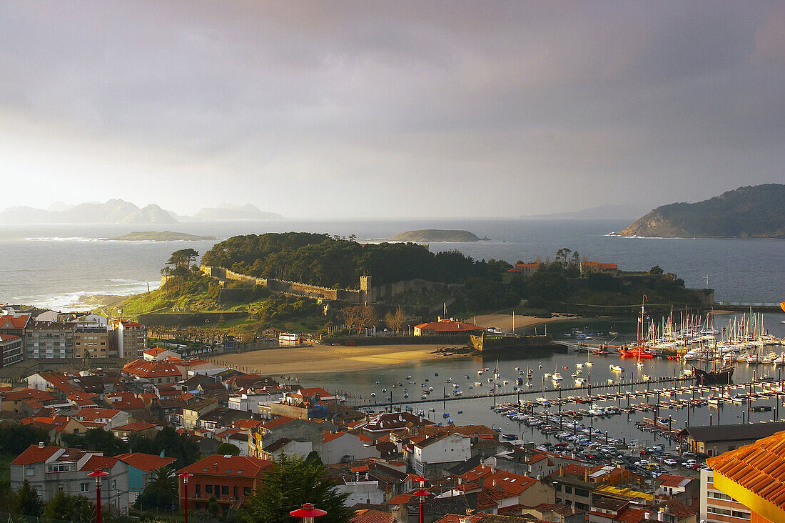 Harbour and fortress, Fortaleza de Bayona, in the town of Baiona, Bayona, Ría de Vigo, Rías Bajas, Galicia, Spain