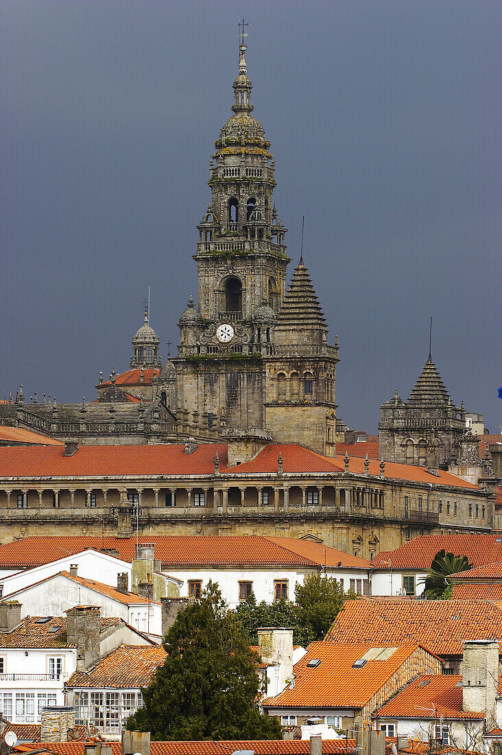 Westansicht des Uhrenturmes Torre del Reloj am Abend vor Gewitter, Altstadt, Santiago de Compostela, Galicien, Spanien