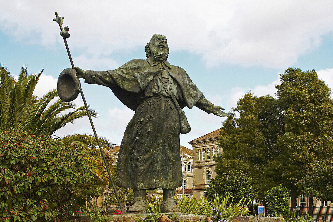 Sculpture of St. James as a pilgrim, Plaza da Paz, Santiago de Compostela, Galicia, Spain