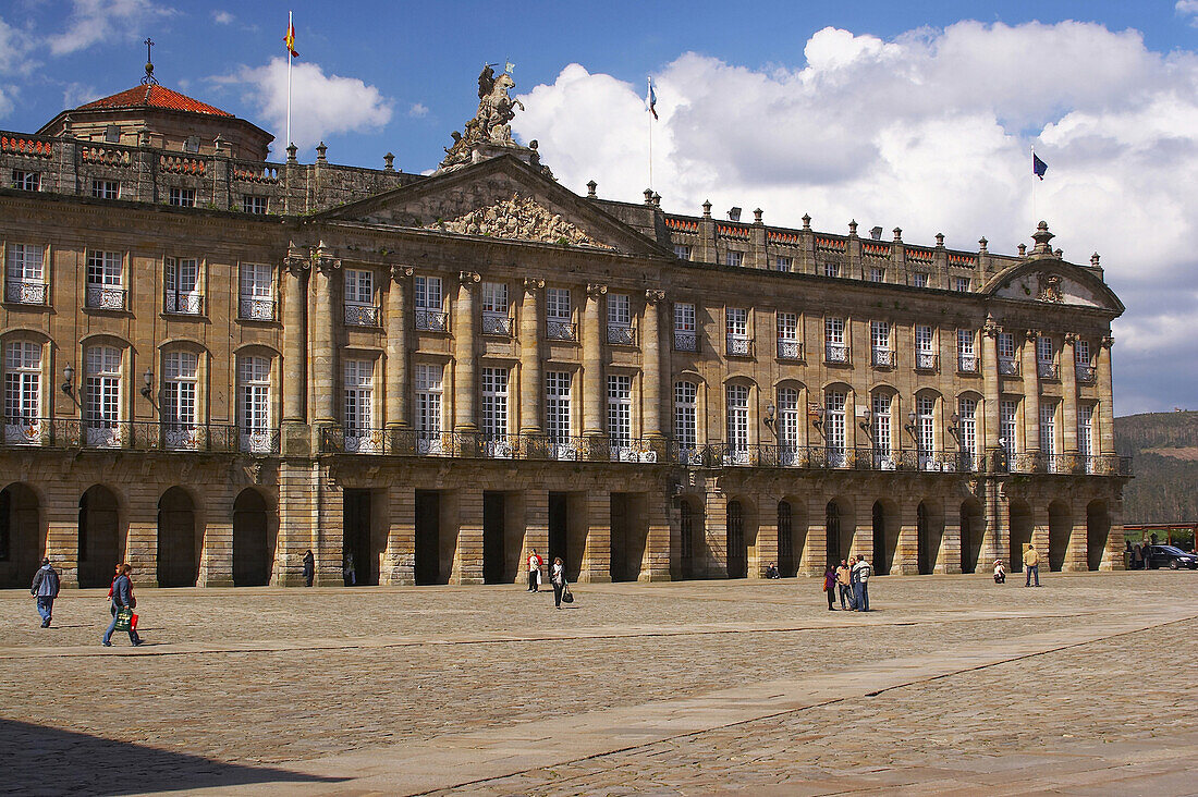 Palast mit Skulptur, Schlacht von Clavijo im Giebel, Pazo de Raxoi, Pazo de Rajoy, Praza do Obradoiro, Santiago de Compostela, Galacien, Spanien